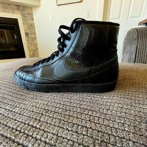 Nike Women's (Wmns) 1 Mid Snakeskin' - Black - High-Top Sneakers